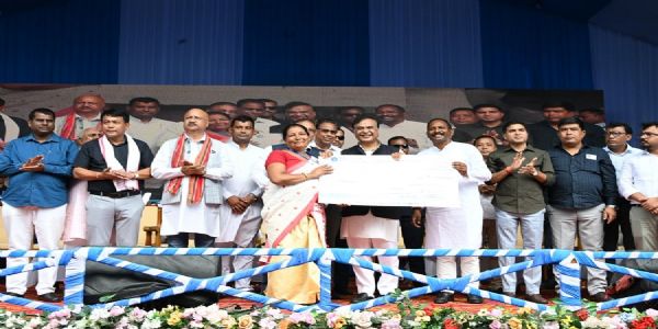 मुख्यमंत्री ने महिला उद्यमिता अभियान के तहत किया चेक वितरण
