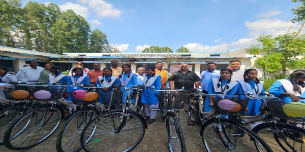 अंबिकापुर: मंत्री राजेश अग्रवाल ने छात्राओं को साइकिल वितरित कर बढ़ाया उत्साह
