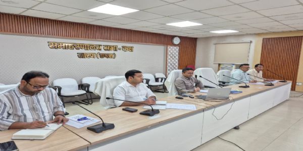 जिला निर्वाचन पदाधिकारी ने सभी कोषांगों के नोडल, वरीय पदाधिकारी एवं आरओ के साथ की बैठक