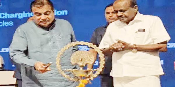 केंद्रीय मंत्री नितिन गडकरी ने किया व्यावसायिक इलेक्ट्रिक ट्रक बैटरी स्वैपिंग स्टेशन का उद्घाटन