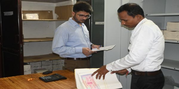कलेक्टर ने डबल लॉक स्ट्रांग रूम का किया निरीक्षण