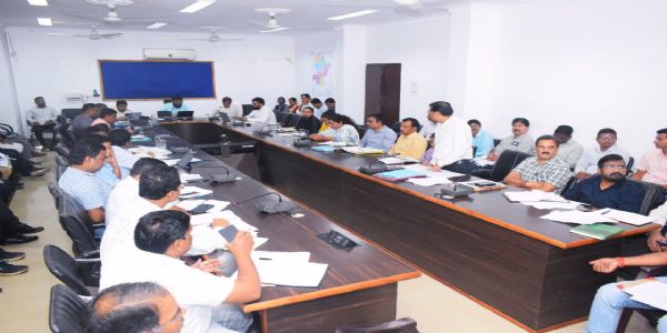 जशपुर: कलेक्टर ने फर्जी ठेका मामले में अधि श्री समूह पर कड़ी कार्रवाई के दिए निर्देश