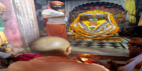 हनुमानगढ़ी में सीएम योगी ने टेका मत्था, श्रीरामलला के दरबार में की आरती