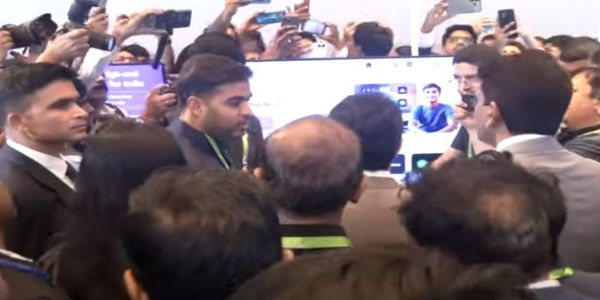इंडिया मोबाइल कांग्रेस 2025 में मीडिया से बात करते अकाश अंबानी