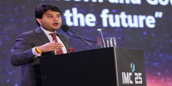 मोबाइल कांग्रेस 2025 के दूसरे दिन कार्यक्रम को संबोधित करते ज्योतिरादित्य सिंधिया