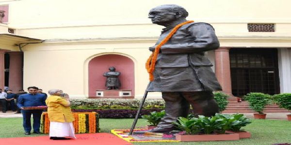 उपराष्ट्रपति श्री सी. पी. राधाकृष्णन, संविधान सदन में लोकनायक जयप्रकाश नारायण को पुष्पांजलि अर्पित करते हुए।