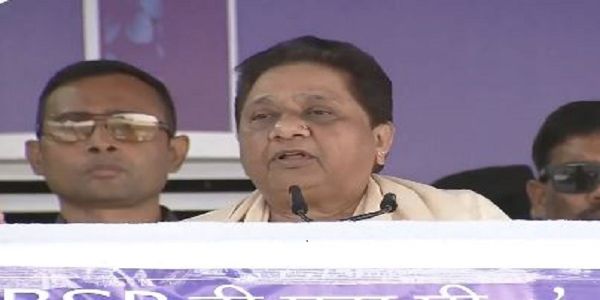 सम्बोधित करती बसपा प्रमुख मायावती