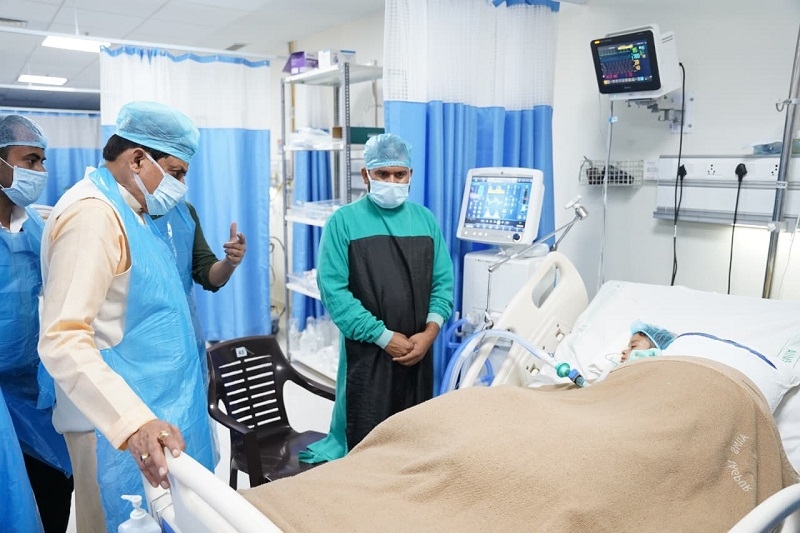 मुख्यमंत्री ने नागपुर में उपचाररत बच्चों का हाल जाना