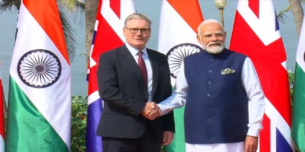 प्रधानमंत्री नरेन्द्र मोदी और यूके के प्रधानमंत्री कीर स्टार्मर