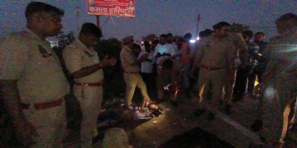 सड़क किनारे झाड़ियों में मिला युवक का शव