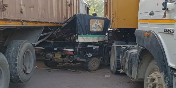 नेशनल हाईवे पर हादसा, ऑटो दो ट्रकों के बीच फंसा