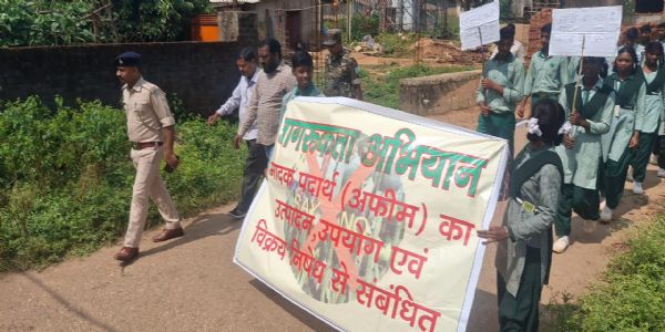 अफ़ीम की खेती के खिलाफ पुलिस ने निकाली प्रभातफेरी