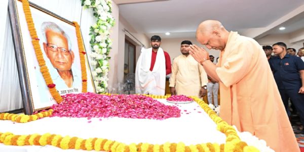 सीएम योगी ने चढ़ाए प्रो. यूपी सिंह के चित्र पर श्रद्धा के पुष्प