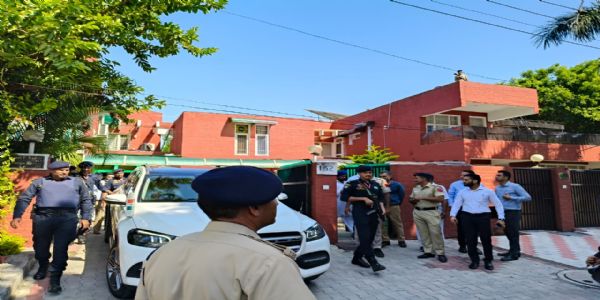 आत्महत्या करने वाले आईपीएस की पत्नी ने सीएम को सौंपी शिकायत