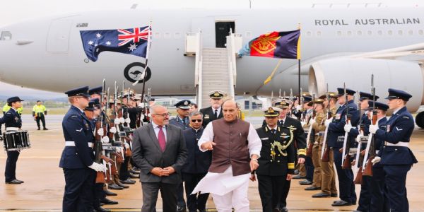 रक्षामंत्री राजनाथ सिंह ऑस्ट्रेलिया पहुंचे, रॉयल ऑस्ट्रेलियन एयर फोर्स बेस पर शानदार स्वागत