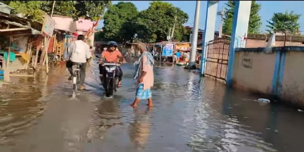 सीताधार उफान से फारबिसगंज में जलजमाव, कई मोहल्लों में मची हाहाकार, नप प्रशासन जल निकासी कार्य में जुटा