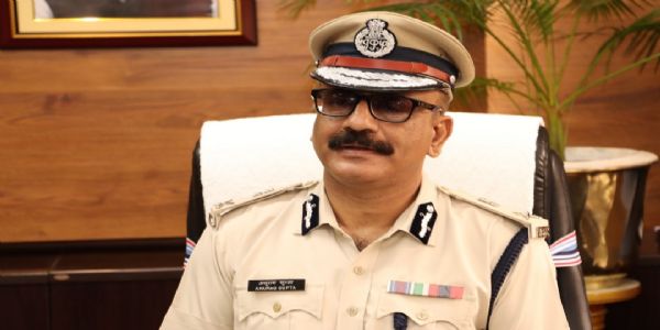 बाप-बेटी को जेल भेजने के मामले में डीजीपी ने की कार्रवाई, नामकुम थानेदार और आईओ का किया तबादला