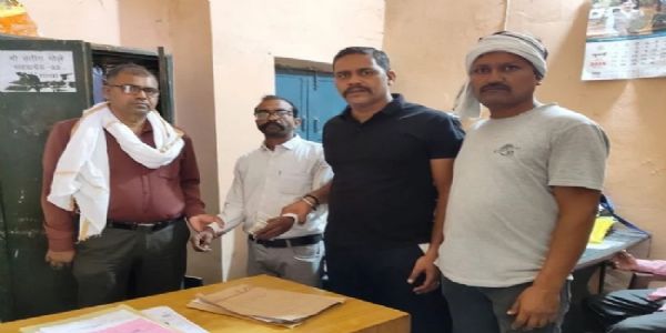 मुरैनाः पोरसा जनपद का बाबू 20 हजार रुपये की रिश्वत लेते रंगेहाथों गिरफ्तार