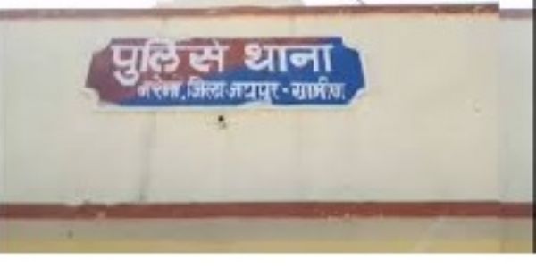 खेत में रखे चारे की पुलों में मिला हथियारों से भरा बैग