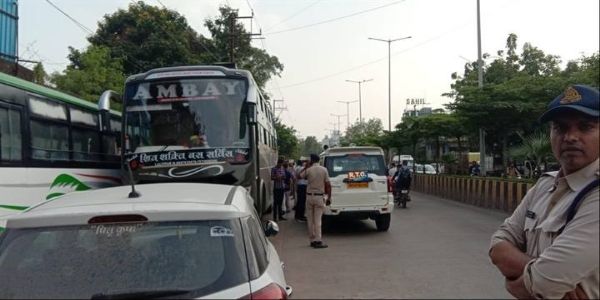 इंदौरः आरटीओ की कार्रवाई जारी, ट्रैफिक बाधित कर रही दो बसें जब्त
