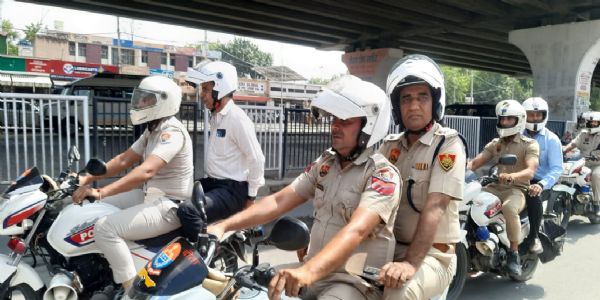 पानीपत के एसपी व डीसी ने बाइक पर सवार होकर लिया सुरक्षा का जायजा
