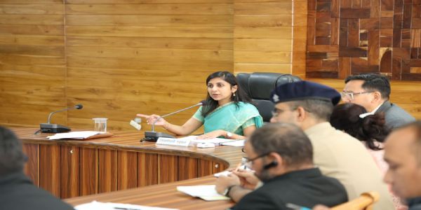 तहसील स्तर पर वसूली, प्रमाणपत्रों व सीएम हेल्पलाइन मामलों का जल्द करे निस्तारण: डीएम