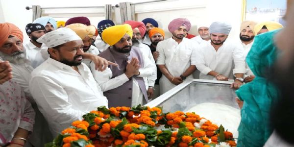 भगवंत मान ने पंजाबी गायक के घर जाकर संवेदना जताई, बोले-हमेशा दिलों में जिंदा रहेंगे राजवीर जवंदा