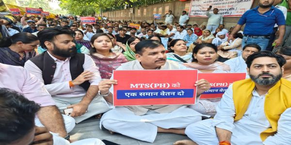सांसद संजय सिंह ने हड़ताल पर बैठे एमटीएस कर्मचारियों से की मुलाकात की