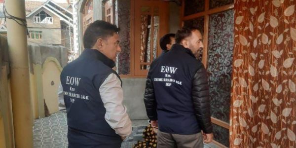 ईओडब्ल्यू ने चार दलालों के खिलाफ दर्ज 53 लाख के भूमि धोखाधड़ी मामले में श्रीनगर में कई जगहों पर ली तलाशी