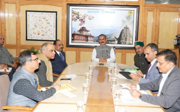 मुख्यमंत्री बैठक करते हुए