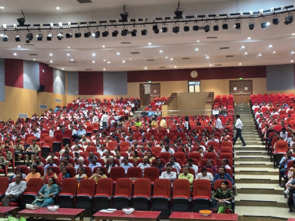 आई.वी.आर.आई. स्वामी विवेकानन्द सभागार में नशा मुक्त भारत अभियान पर संगोष्ठी के दौरान अपर मुख्य सचिव एल0 वेंकटेश्वर लू और मण्डलायुक्त भूपेन्द्र एस0 चौधरी छात्र-छात्राओं को पुरस्कार वितरित करते हुए।