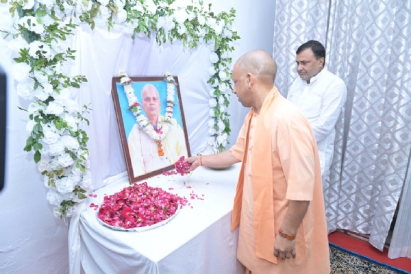 भाजपा नेता रमेश सिंह के आवास पहुंचे सीएम, दिवंगत पिता को दी श्रद्धाजंलि*