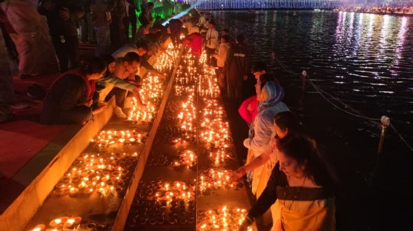 मां नर्मदा का तट 51 हजार दीपों काे जलाते लाेग