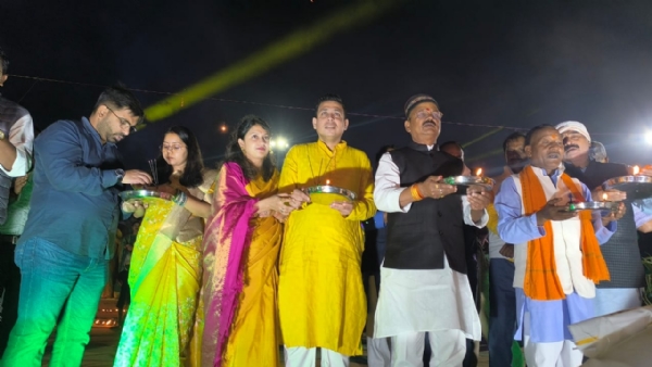 राज्यमंत्री दिलीप जायसवाल मॉ नर्मदा की आरती उतरते हुए