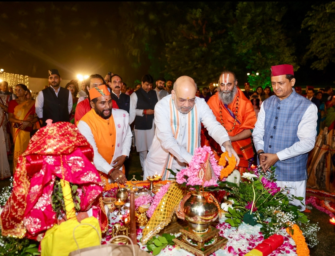 पूजा अर्चना करते अमित शाह पूजा अर्चना करते अमित शाह