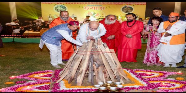 देवभूमि के लोकपर्व ‘इगास’ उत्सव में पूजा अर्चना करते गृह मंत्री अमित शाह देवभूमि के लोकपर्व ‘इगास’ उत्सव में पूजा अर्चना करते गृह मंत्री अमित शाह