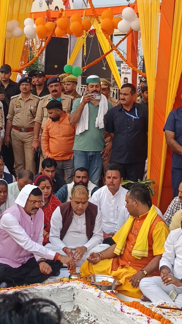 अमरोहा जनपद के तिगरी धाम में टिहरी गंगा में लेकर शुभारंभ पर दुग्ध अभिषेक व पूजन में उपस्थित मंडल आयुक्त आंजनेय कुमार सिंह।
