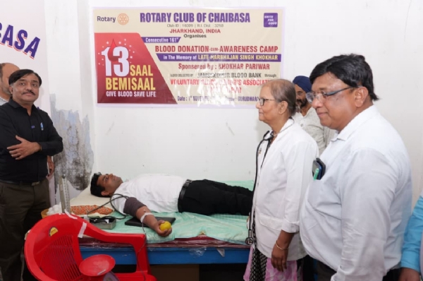 रक्तदान करते उपयुक्त चंदन कुमार रक्तदान करते उपयुक्त चंदन कुमार