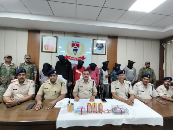 पत्रकार वार्ता में जानकारी देते एसपी  व अन्य