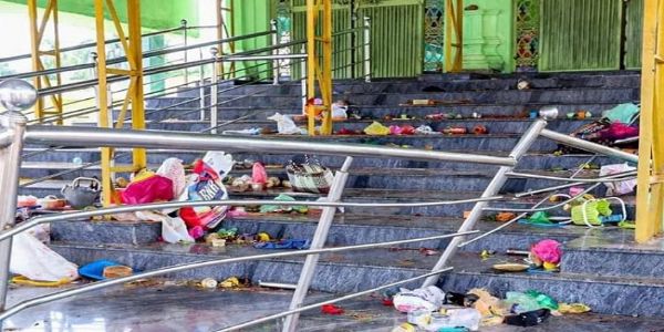 वेंकटेश्वर स्वामी मंदिर में भगदड़ के बाद का नजारा