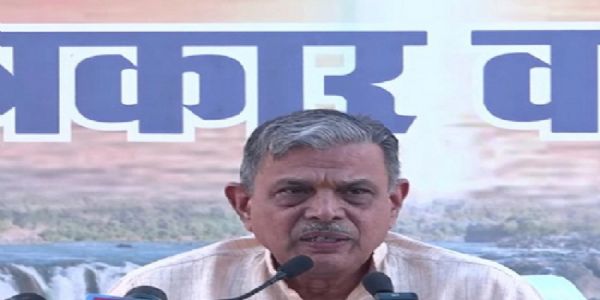 सरकार्यवाह दत्तात्रेय होसबाले पत्रकार वार्ता को संबोधित करते हुए