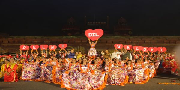 मेरी दिल्ली, मेरा देश’ का लाल किले पर आयोजन के दौरान कलाकारों के साथ दिल्ली के उपराज्यपाल वीके सक्सेना और मुख्यमंत्री रेखा गुप्ता