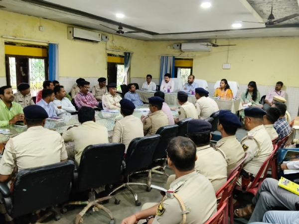 अररिया फोटो:सामान्य प्रेक्षक रानीगंज प्रखंड में बैठक करते