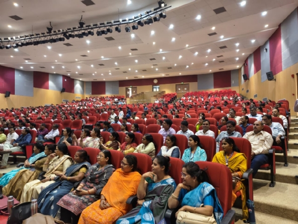 आई.वी.आर.आई. स्वामी विवेकानन्द सभागार में नशा मुक्त भारत अभियान पर संगोष्ठी के दौरान अपर मुख्य सचिव एल0 वेंकटेश्वर लू और मण्डलायुक्त भूपेन्द्र एस0 चौधरी छात्र-छात्राओं को पुरस्कार वितरित करते हुए।