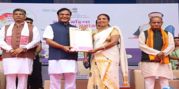 ‘मुख्यमंत्री महिला उद्यमिता अभियान’ के तहत मुख्यमंत्री ने लाभार्थियों को दिया चेक