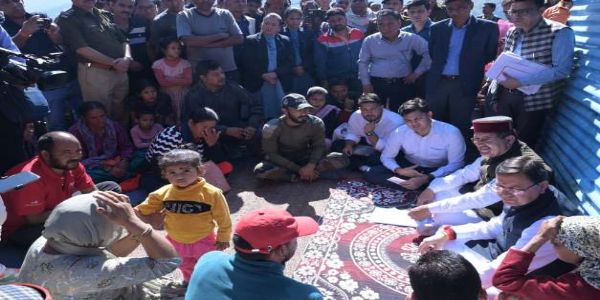 आपदा प्रभावितों के बीच पहुंचे मुख्यमंत्री धामी, जाना हालचाल