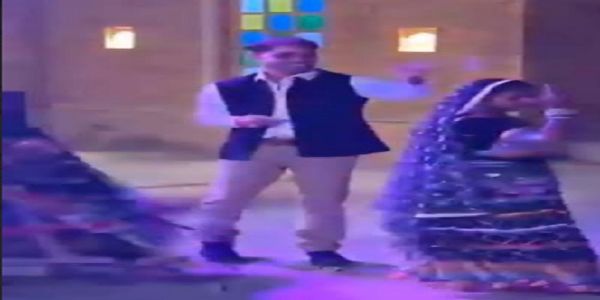 पूर्व राज्य मंत्री के बेटे ने डांस कर रही महिला पर नोट उड़ाए, वीडियो सोशल मीडिया पर वायरल