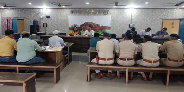 सेक्टर और पुलिस पदाधिकारियों के साथ की गई समीक्षा बैठक