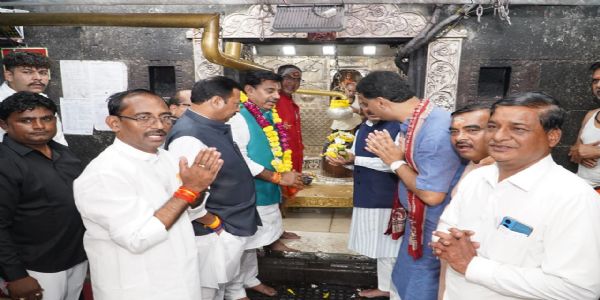 पीएम श्री पर्यटन हेलीकॉप्टर सेवा में भोपाल से उज्जैन आए श्रद्धालु