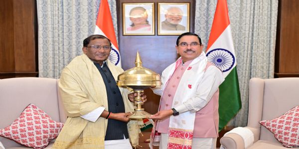 केंद्रीय मंत्री प्रल्हाद जोशी ने असम के राज्यपाल से की मुलाकात